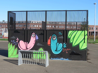 838236 Afbeelding van de achterzijde van de skate-halfpipe met een schildering van gestileerde vogels, bij de ...